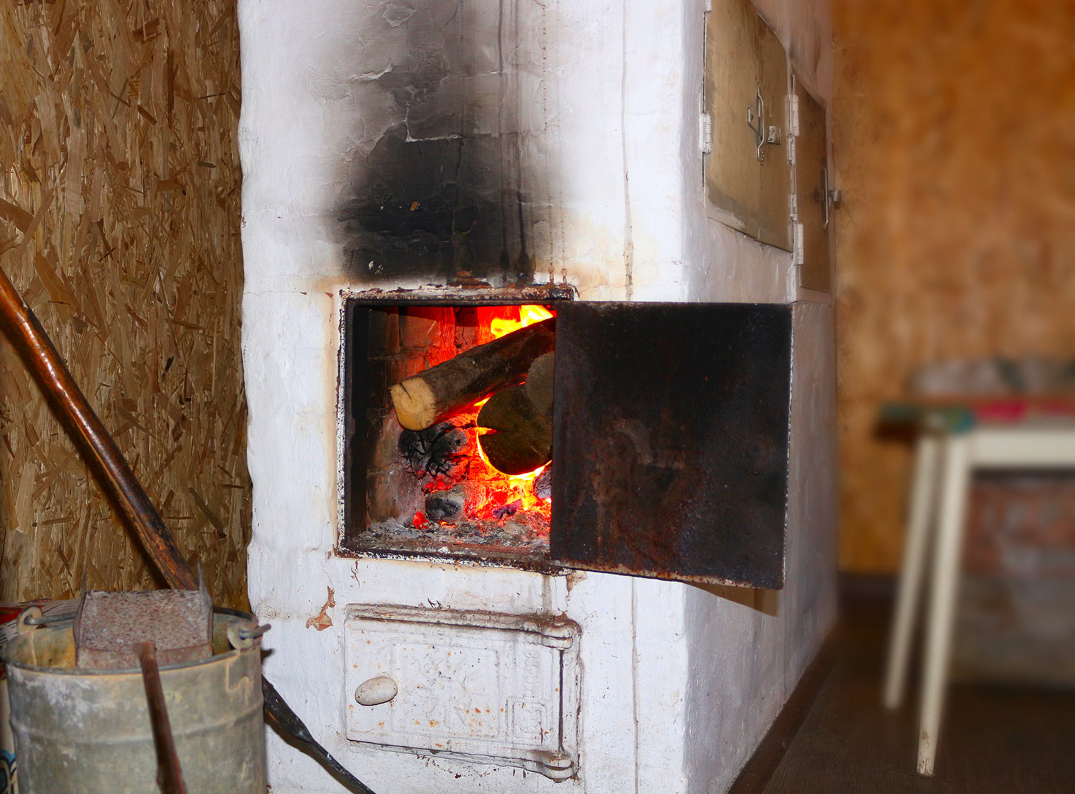 Чем топить печь. Печное отопление. Пчноеотопление в старых домах. Пожар от печного отопления. Неисправная отопительная печь.